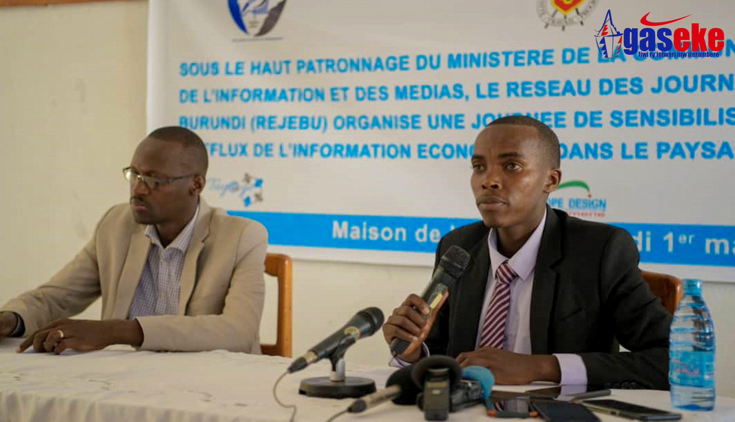 Salvator Niyonizigiye à gauche de l'Assistant du Ministre ayant les médias dans ses attributions Thierry Kitamoya