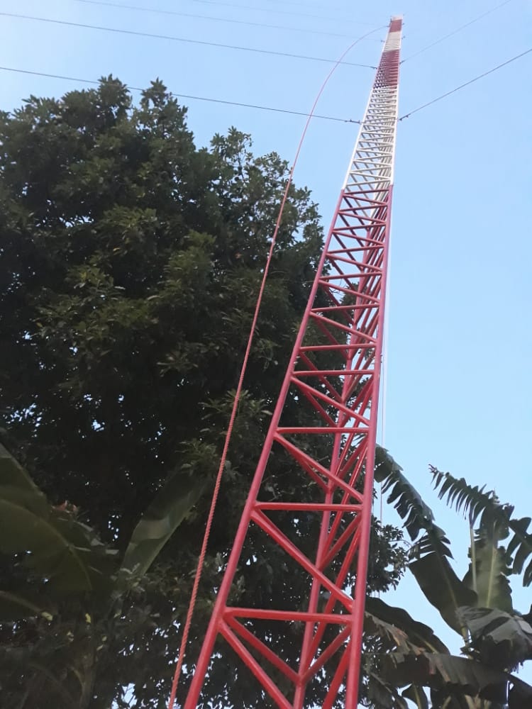photo des pylônes haubanés de l'antenne 