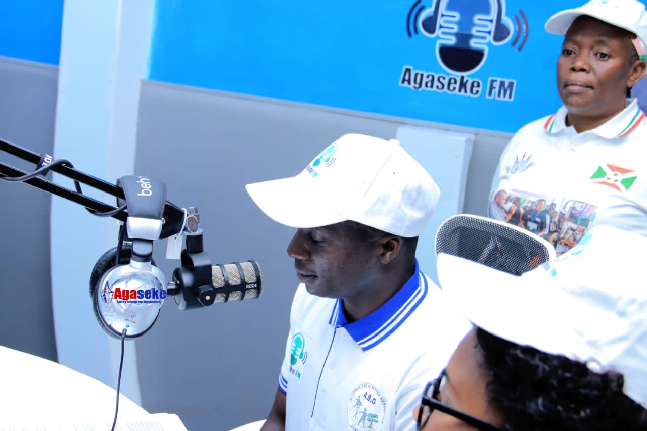 Photo de Gervais Ntirampeba au studios de la radio Agaseke FM
