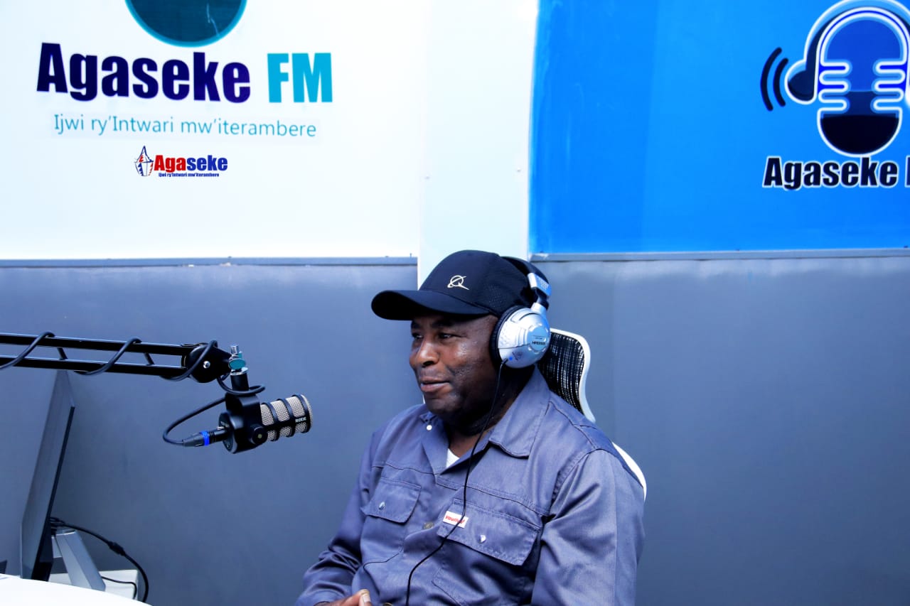 Photo du Chef d'Etat au studios de la radio Agaseke FM 
