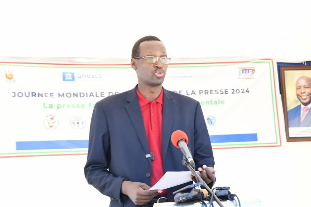 Photo de l'assistant du Ministre de la communication, des technologies de l’information et des médias, Thierry Kitamoya,